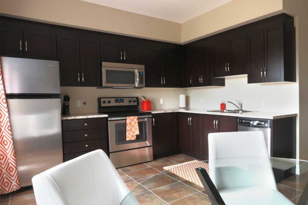Boardwalk Homes - Executive Townhomes キッチナー エクステリア 写真